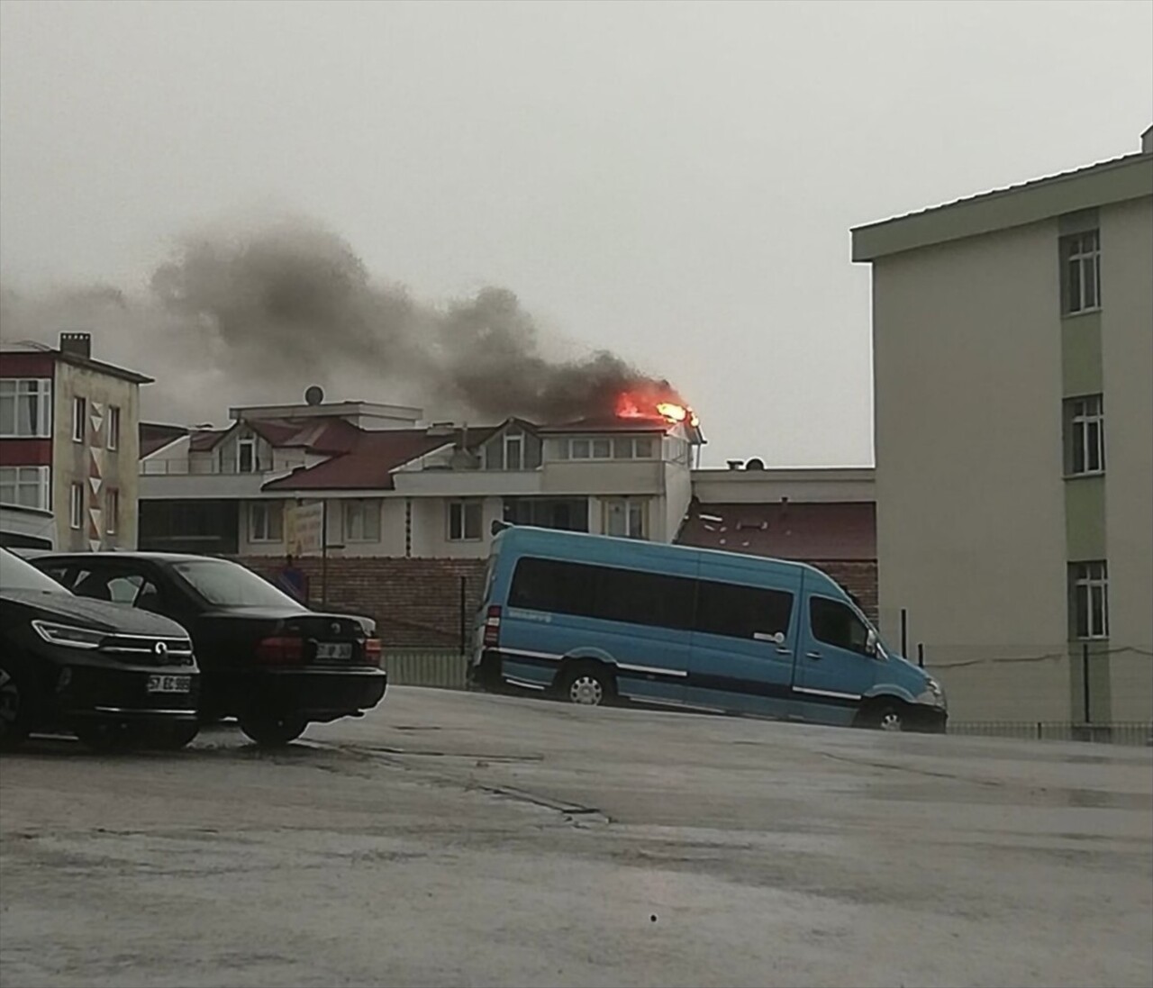 Sinop'ta sabah erken saatlerde başlayan gök gürültülü sağanakta bir apartmana isabet eden yıldırım...