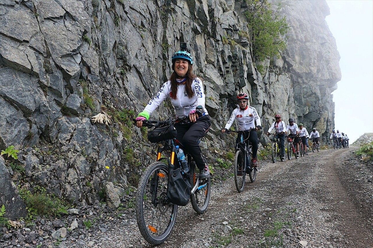 Bayburt-Trabzon arasında 3 bin 500 metre yükseklikteki Soğanlı Dağı üzerindeki dik yamaçlardan iki...