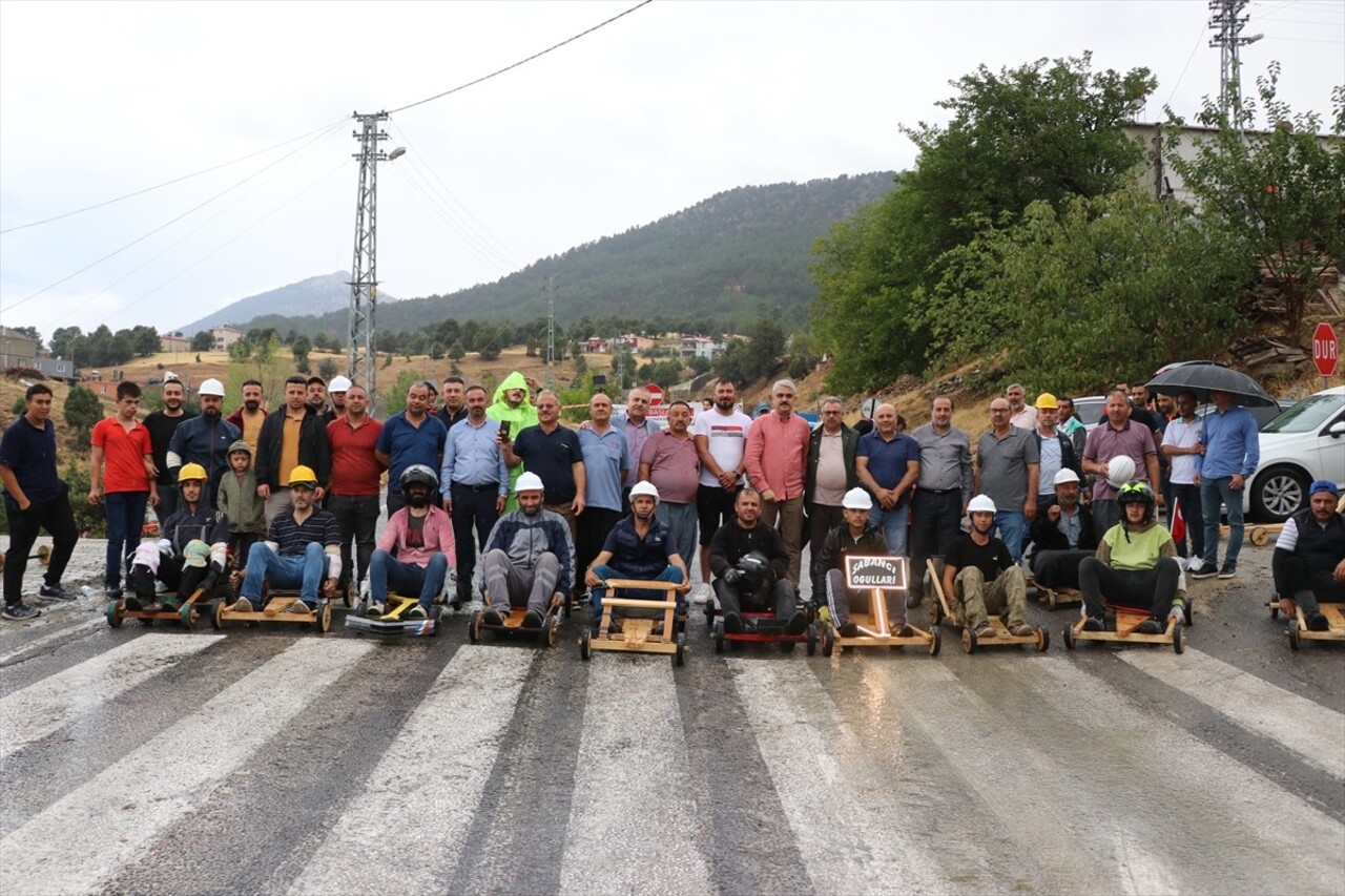 Adana'nın Pozantı ilçesinde bu yıl 5. kez düzenlenen "Tahta Ralli Araba Yarışları"nda...