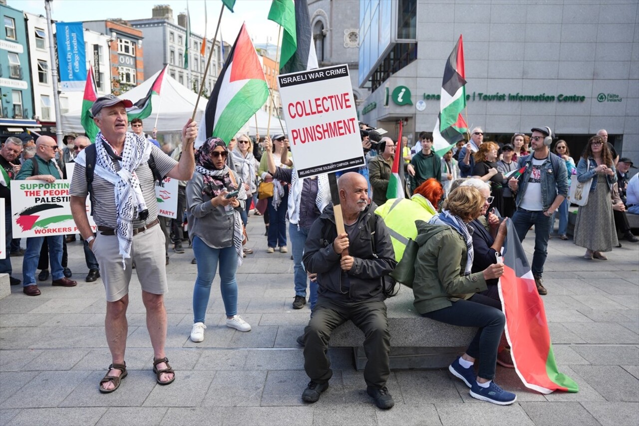 İrlanda'nın başkenti Dublin'de göstericiler, ABD'nin Gazze saldırılarını sürdüren İsrail'e destek...