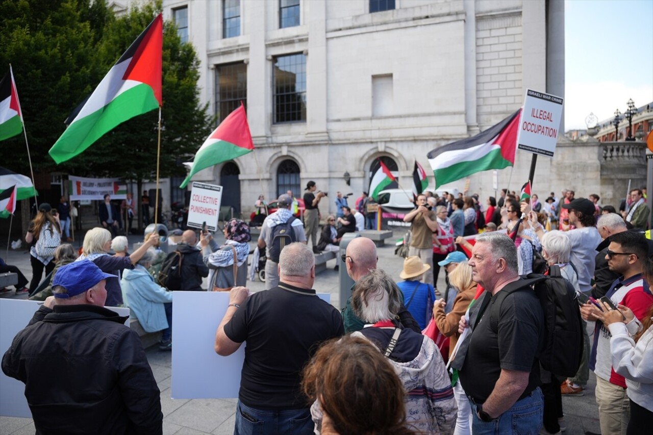 İrlanda'nın başkenti Dublin'de göstericiler, ABD'nin Gazze saldırılarını sürdüren İsrail'e destek...