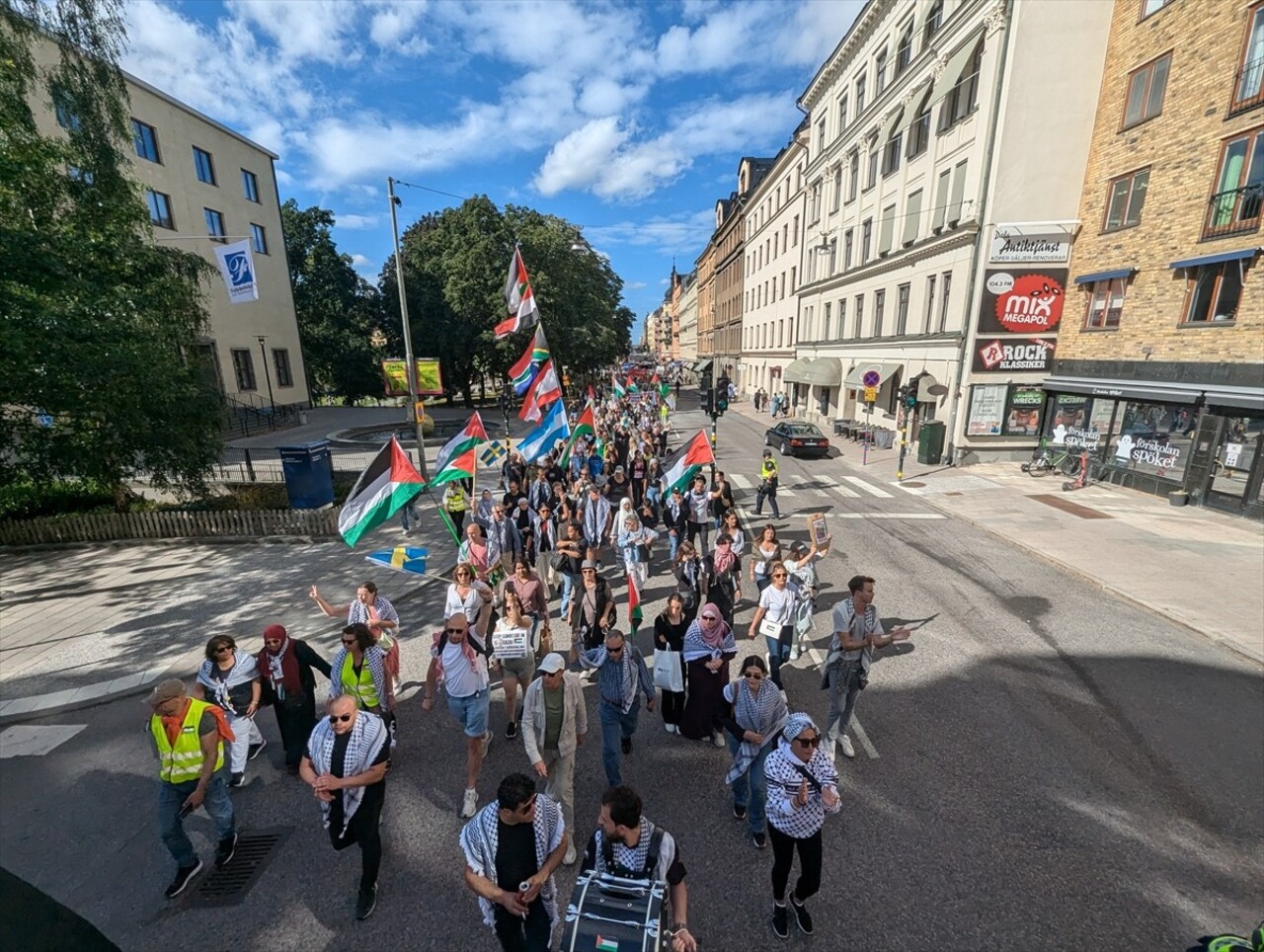 İsveç'in başkenti Stockholm'deki İsrail Büyükelçiliği önünde Filistin'e destek amacıyla toplanan...