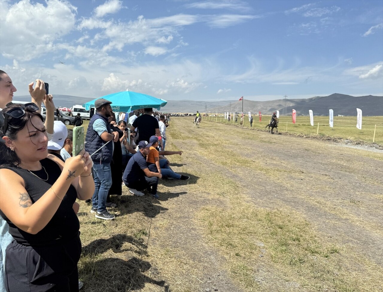 Ardahan'da Geleneksel Atlı Spor Dalları Federasyonunca organize edilen, rahvan at kültürünü...