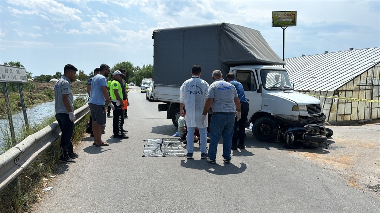 Antalya'nın Muratpaşa ilçesinde kamyonet ile motosikletin çarpışması sonucu 1 kişi hayatını...