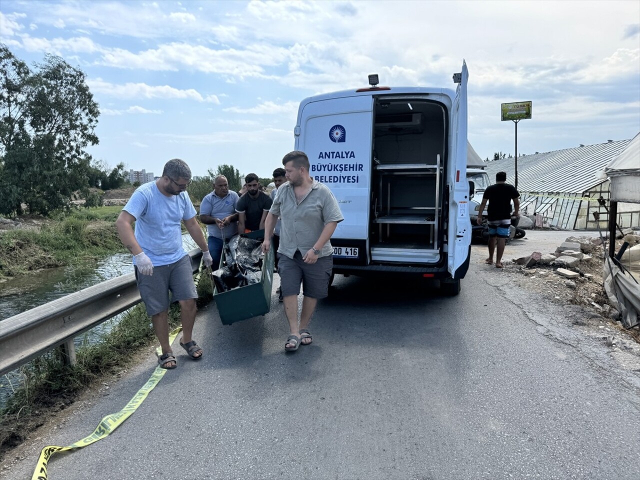 Antalya'nın Muratpaşa ilçesinde kamyonet ile motosikletin çarpışması sonucu 1 kişi hayatını...