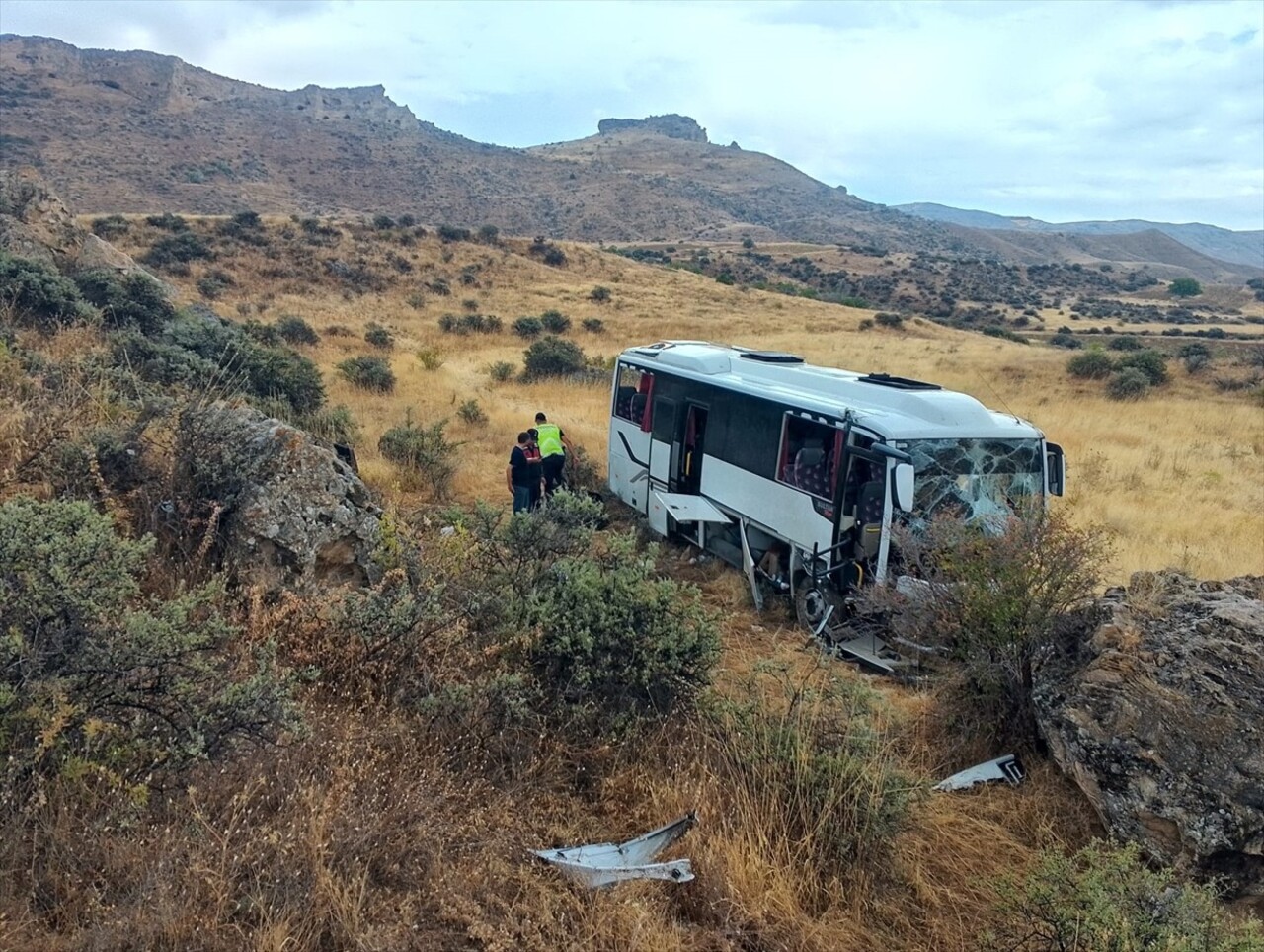 Sivas'ın Gemerek ilçesinde midibüsün devrilmesi sonucu 16 kişi yaralandı. İhbar üzerine kaza...