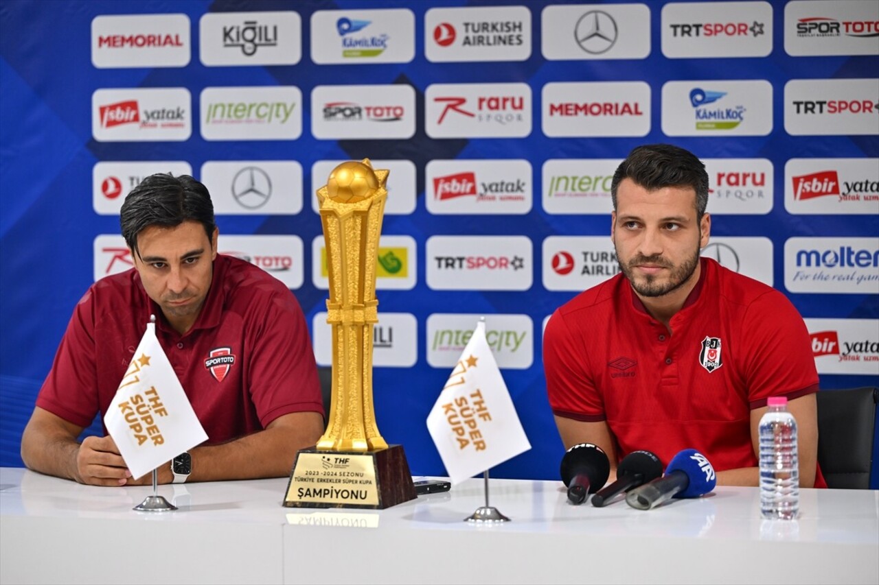 Beşiktaş ile Spor Toto'nun THF Prof. Dr. Yaşar Sevim Hentbol Salonu'nda karşılaşacağı Hentbol...