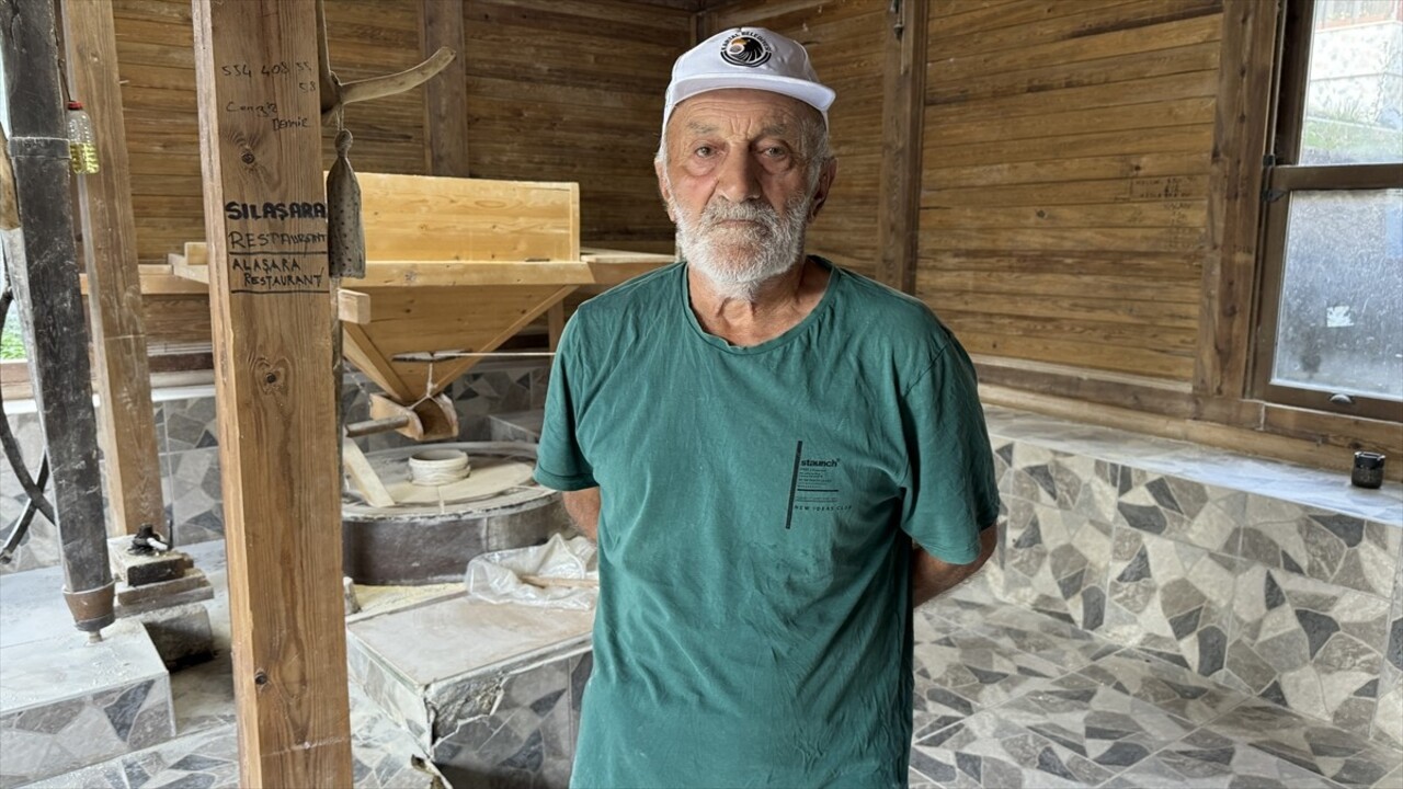 Sakarya'nın Hendek ilçesinde yaklaşık 100 yıllık su değirmeninde çocuk yaşlarda başladığı nöbetini...