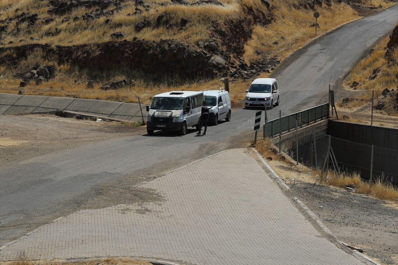 Diyarbakır'ın merkez Bağlar ilçesinde kaybolan 8 yaşındaki Narin Güran'ı arama çalışmaları havadan...