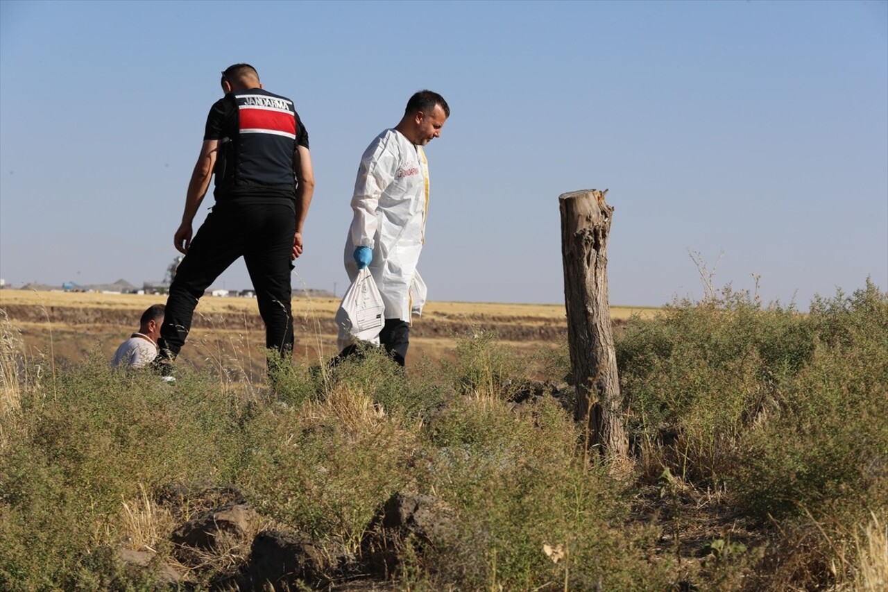 Diyarbakır'ın merkez Bağlar ilçesinde kaybolan 8 yaşındaki Narin Güran'ı arama çalışmaları havadan...