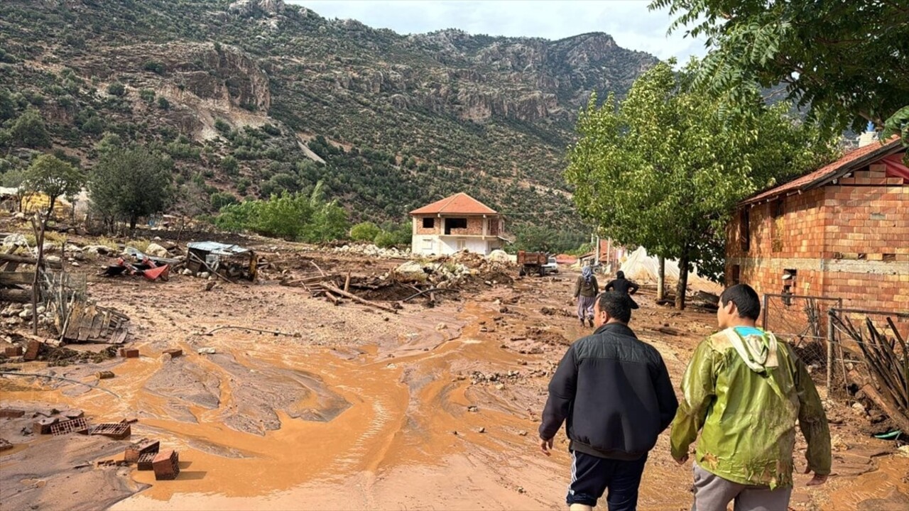 Antalya'nın Elmalı ilçesinde etkili olan sağanak yaşamı olumsuz etkiledi. Yuva Mahallesi'nde...