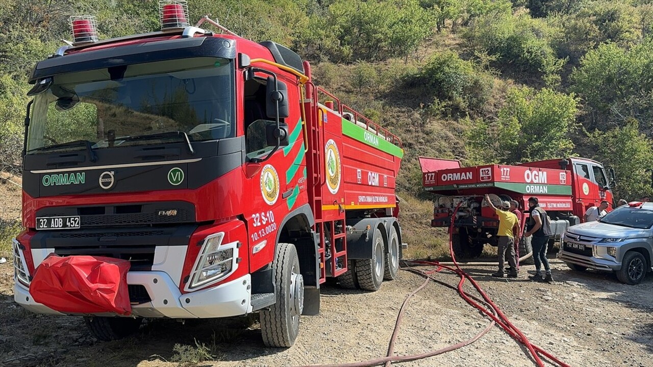 Isparta'da ormanlık alanda çıkan yangın, havadan ve karadan müdahaleyle söndürüldü.