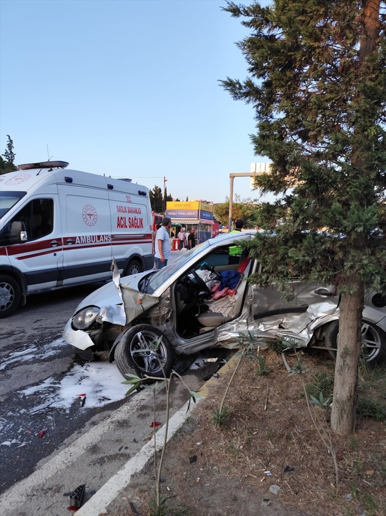 Balıkesir'in Erdek ilçesinde 2 otomobilin çarpışması sonucu 6 kişi yaralandı.