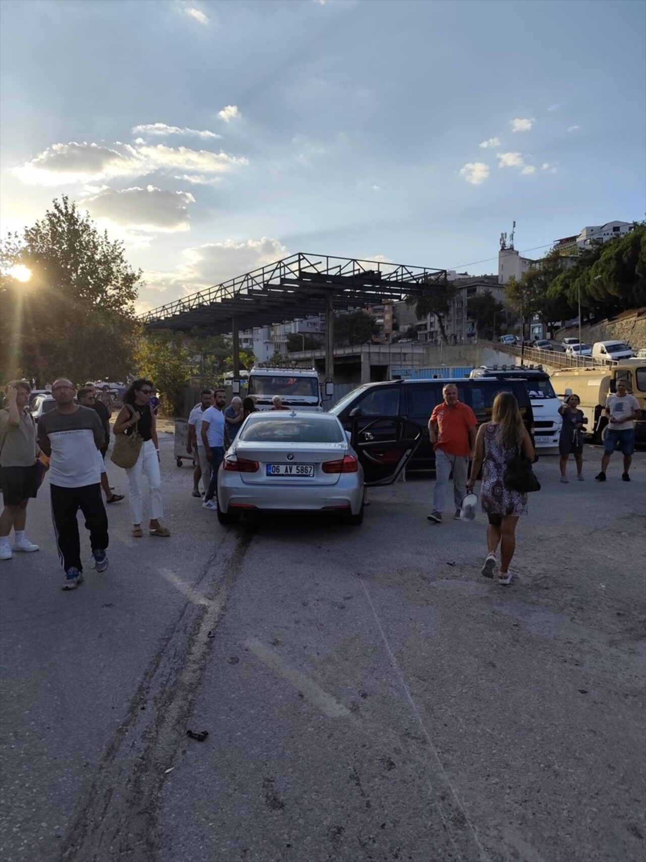 Balıkesir'in Erdek ilçesinde 2 otomobilin çarpışması sonucu 6 kişi yaralandı.