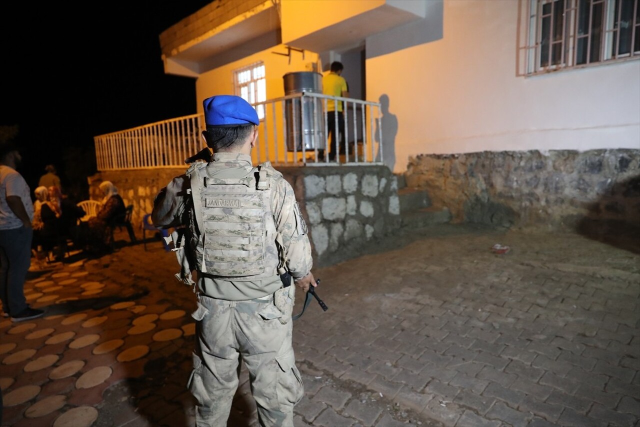 Diyarbakır'ın merkez Bağlar ilçesinde kaybolan 8 yaşındaki Narin Güran'ı arama çalışmaları havadan...