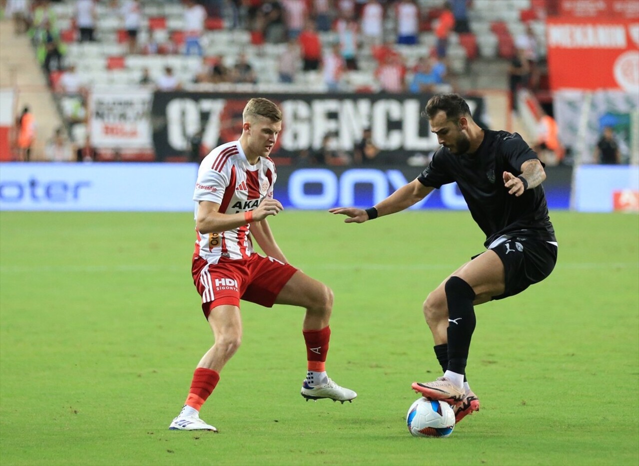 Trendyol Süper Lig'in 3. haftasında Antalyaspor ile Atakaş Hatayspor takımları Corendon Airlines...