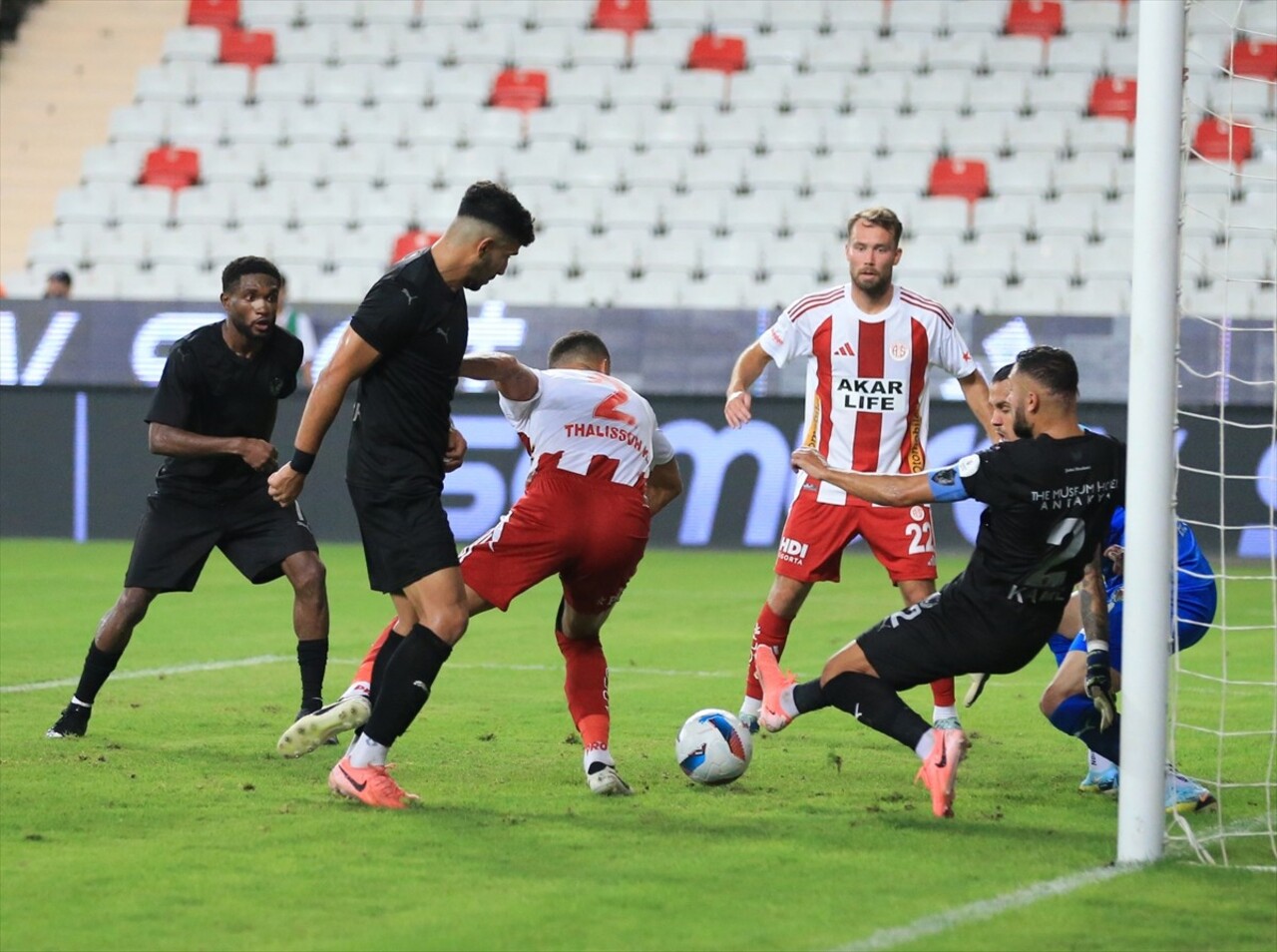 Trendyol Süper Lig'in 3. haftasında Antalyaspor ile Atakaş Hatayspor takımları Corendon Airlines...