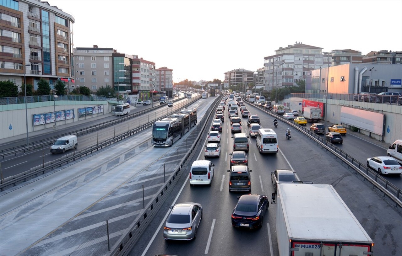 İstanbul Büyükşehir Belediyesi (İBB) ekiplerince metrobüs hattında süren "Beyaz Yol" çalışması...