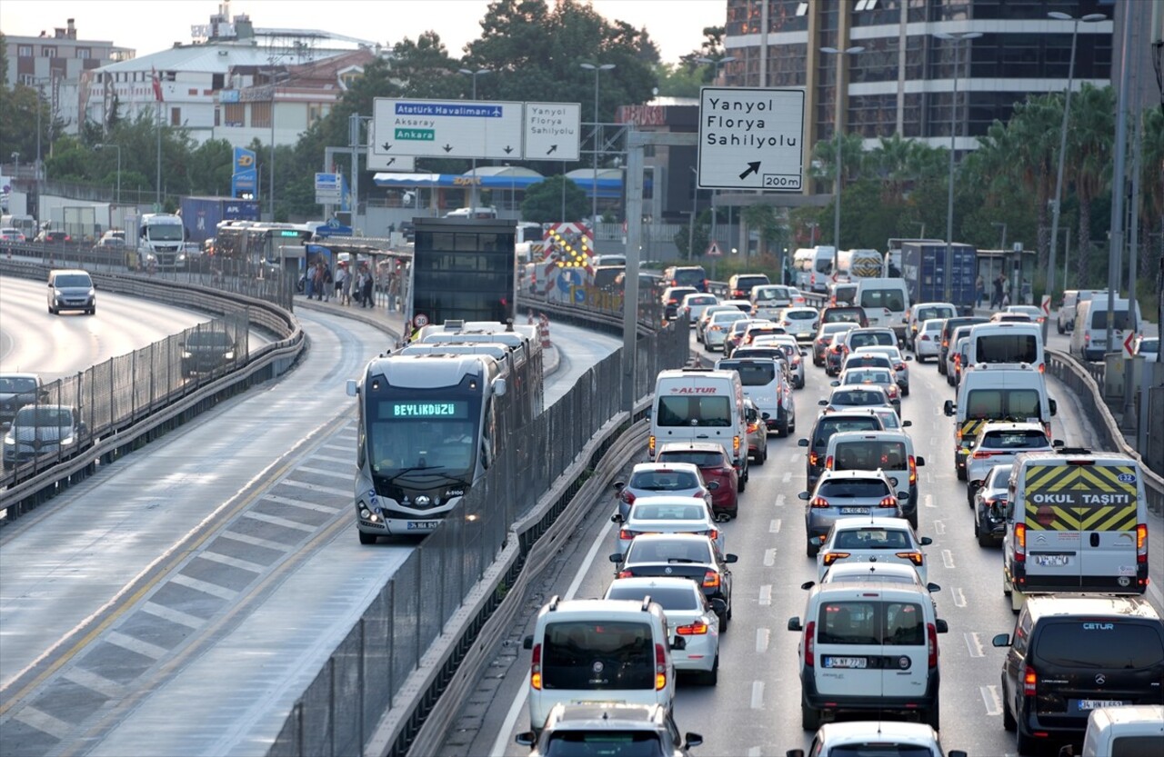 İstanbul Büyükşehir Belediyesi (İBB) ekiplerince metrobüs hattında süren "Beyaz Yol" çalışması...