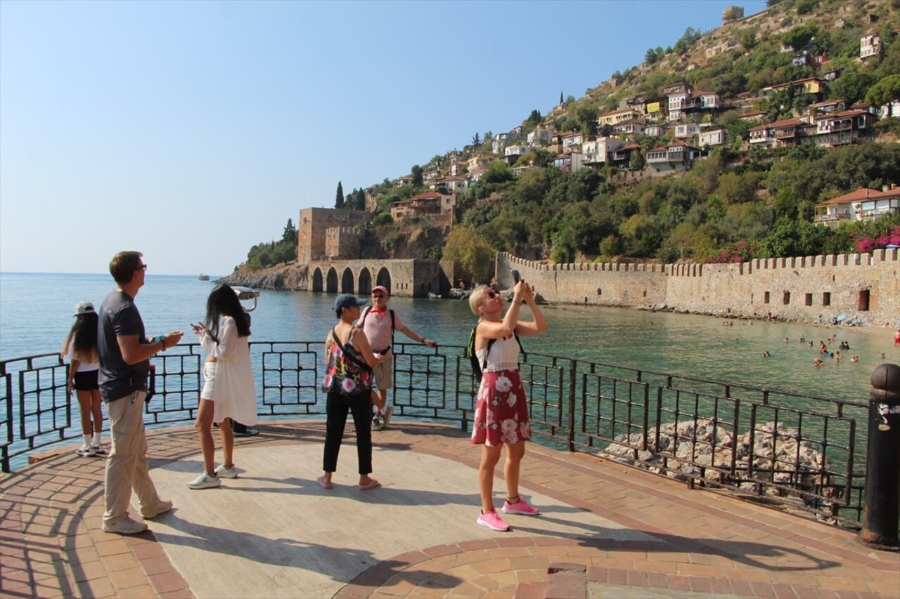 Malta bayraklı "Azamara Journey" adlı kruvaziyer, Antalya'nın Alanya ilçesine geldi.