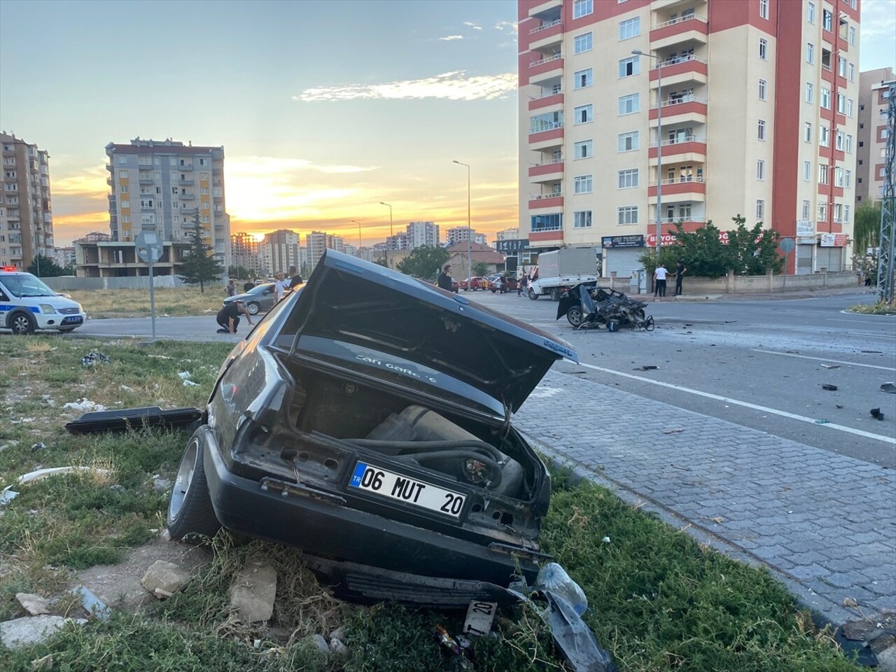 Kayseri'nin merkez Melikgazi ilçesinde 2 otomobilin çarpışması sonucu 3 kişi yaralandı, araçlardan...