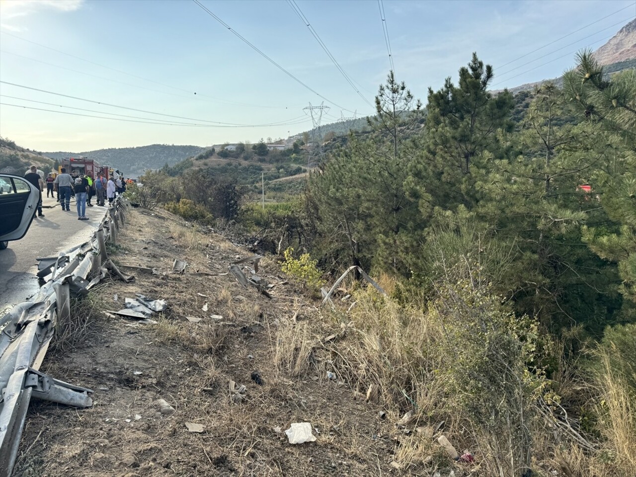 Bursa'da şarampole devrilen ve alev alan tır kullanılamaz hale geldi.