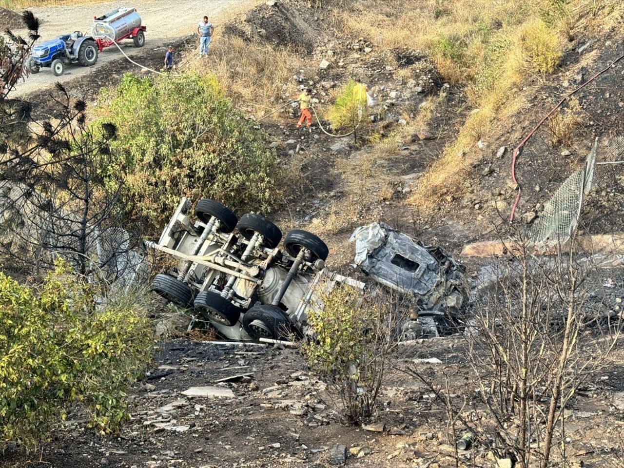 Bursa'da şarampole devrilen ve alev alan tır kullanılamaz hale geldi.