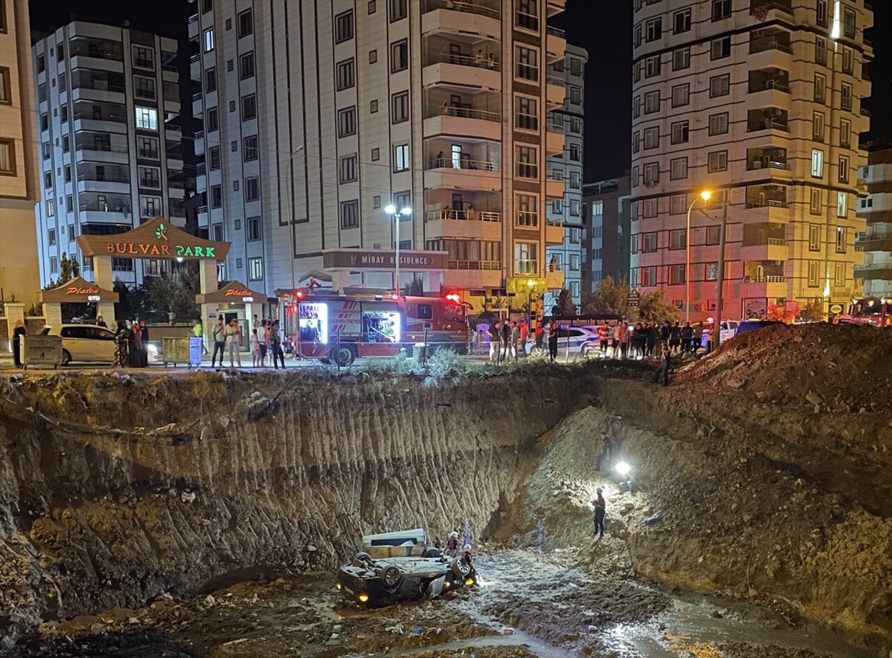 Karaköprü'de yaklaşık 7 metre yüksekten bir inşaat için kazılan temele düşen otomobildeki 3 kişi...