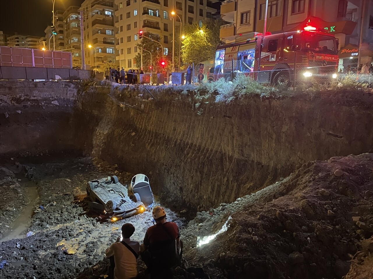 Karaköprü'de yaklaşık 7 metre yüksekten bir inşaat için kazılan temele düşen otomobildeki 3 kişi...