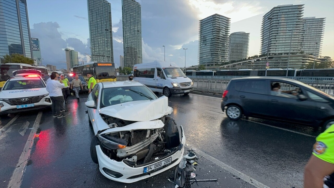 Şişli’de otomobille İETT otobüsünün çarpışması sonucu 3 kişi yaralandı. Olay yerine polis ekipleri...