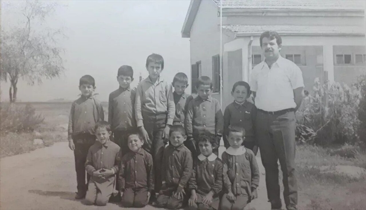 Muratağa İlkokulunda okurken 50 yıl önce anı olarak çekilen o fotoğraf karesinde yer alan...