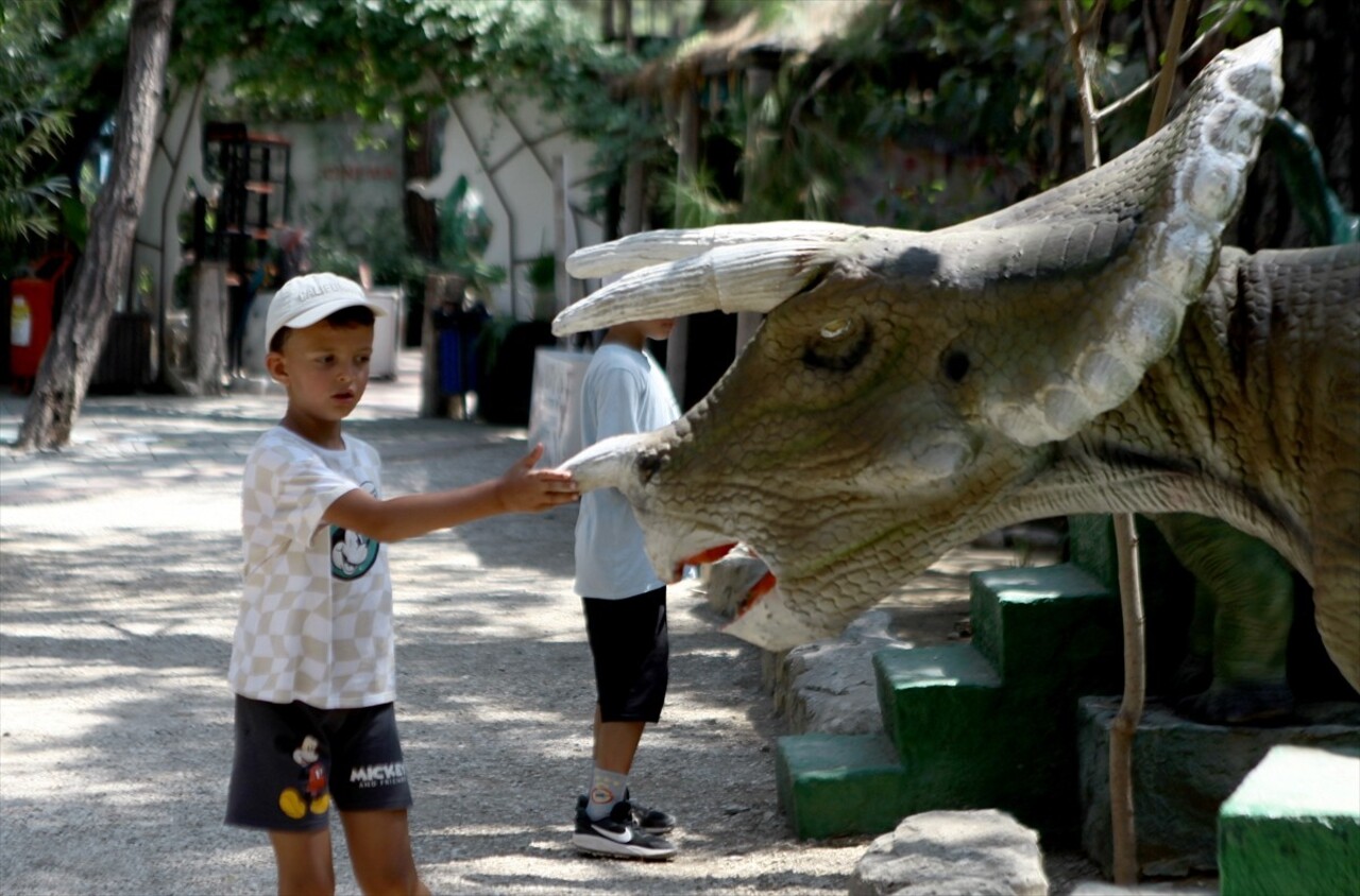 Antalya'da "dinozor" temasıyla inşa edilen ve 2012'den beri 1 milyon ziyaretçiyi ağırlayan...