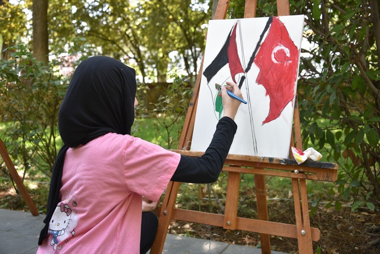 Şanlıurfa'nın Siverek ilçesinde resim kursunda eğitim gören öğrenciler tarafından Filistin'de...