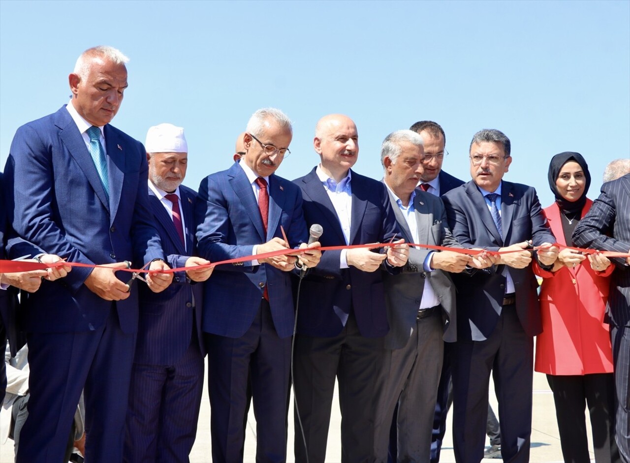 Kültür ve Turizm Bakanı Mehmet Nuri Ersoy, Trabzon Havalimanı Yeni Dış Hatlar Gelen Yolcu...