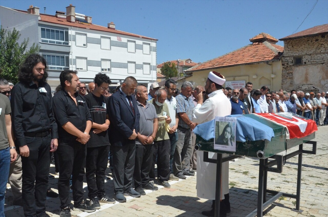 Mersin'in Erdemli ilçesinde bıçaklanarak öldürülen 47 yaşındaki Derya Demir'in cenazesi, memleketi...