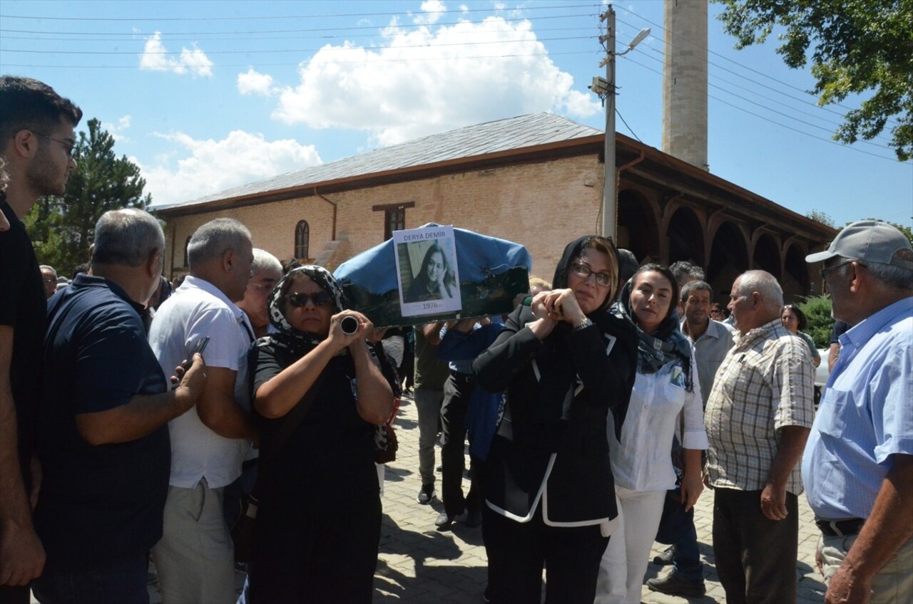 Mersin'in Erdemli ilçesinde bıçaklanarak öldürülen 47 yaşındaki Derya Demir'in cenazesi, memleketi...