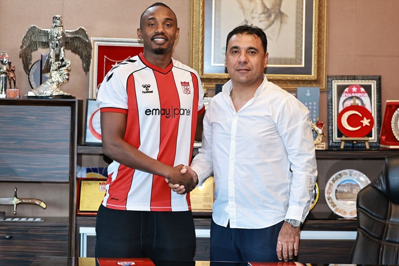 Net Global Sivasspor, sözleşmesi sona eren Fode Koita (solda) ile yeniden anlaşmaya vardı. Koita...