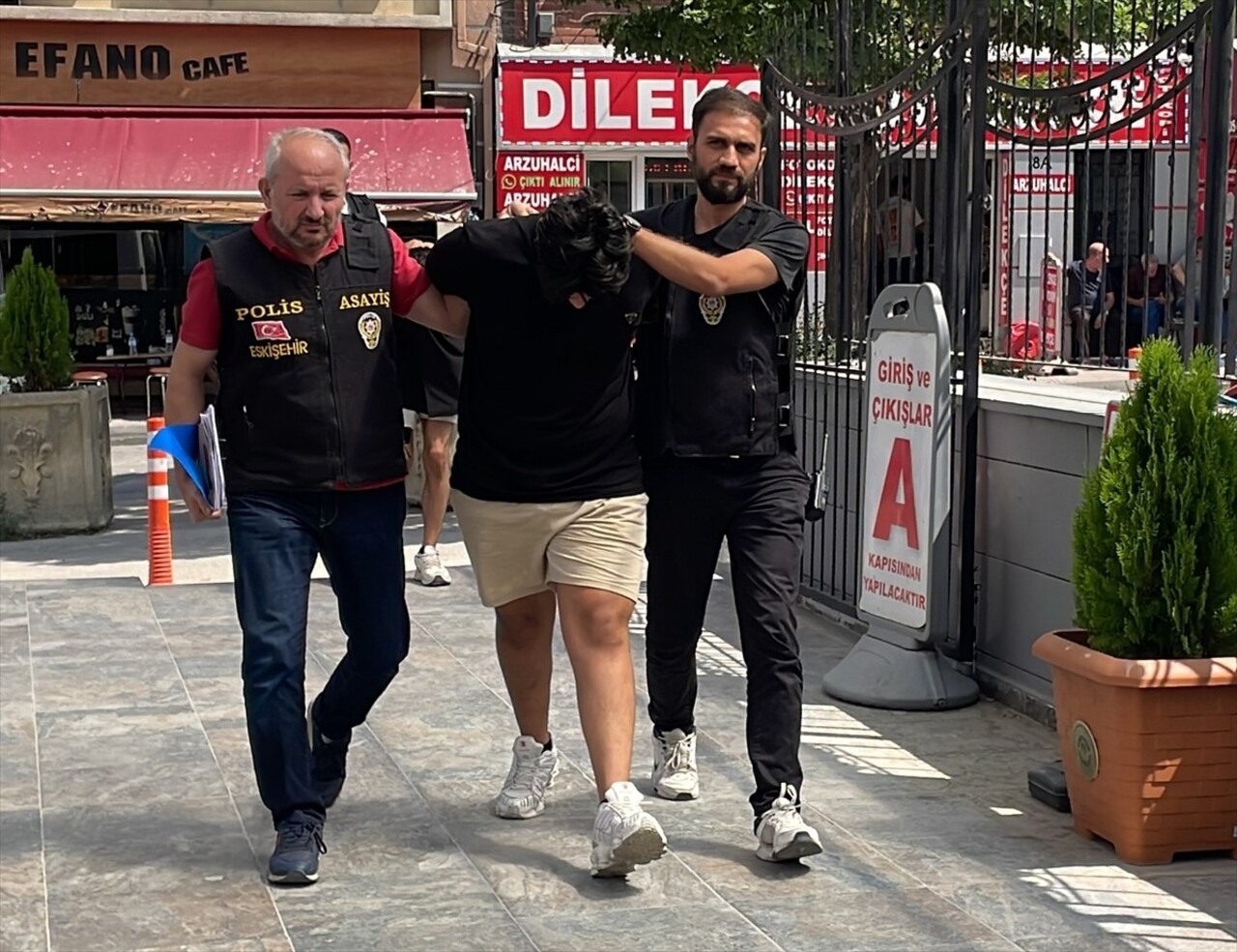 Eskişehir'in Tepebaşı ilçesinde 1 kişinin silahla yaralanmasına ilişkin gözaltına alınan 2...