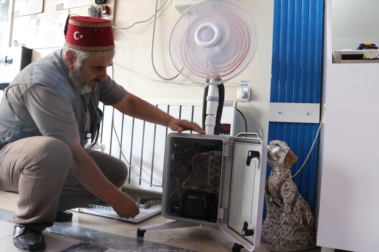 Erzurum'da "Dadaş mucit" olarak tanınan emekli elektrik teknisyeni Ebubekir Taşbaşı, kompresör ve...