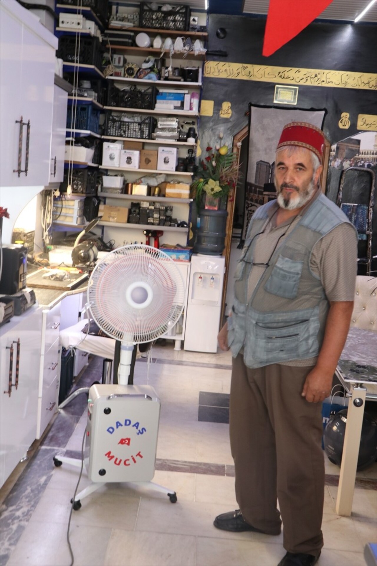 Erzurum'da "Dadaş mucit" olarak tanınan emekli elektrik teknisyeni Ebubekir Taşbaşı, kompresör ve...