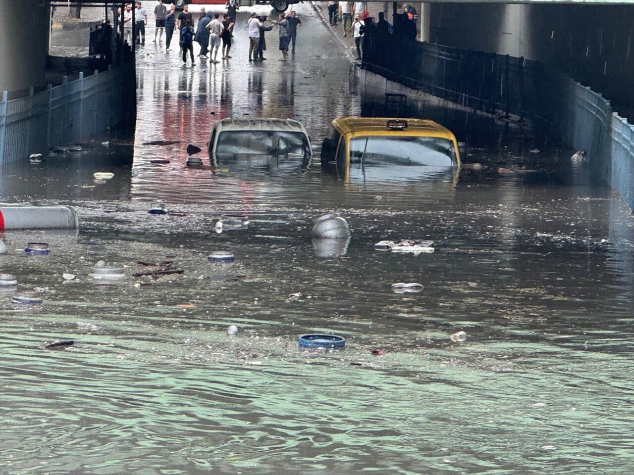 İstanbul'da bazı bölgelerinde gök gürültülü sağanak yağış etkili oluyor. Bayrampaşa'da alt geçitte...