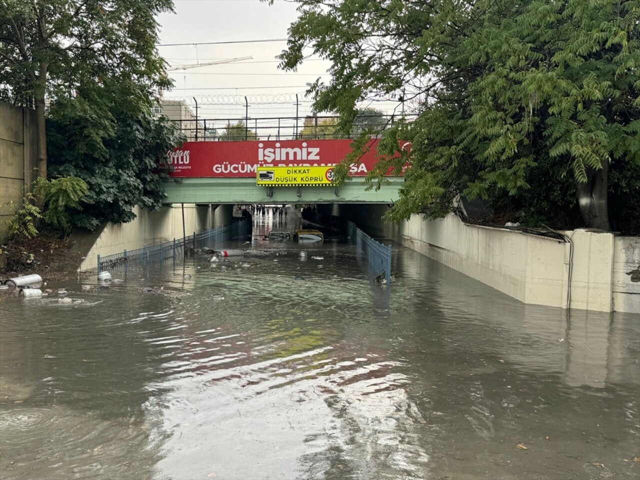 İstanbul'da bazı bölgelerinde gök gürültülü sağanak yağış etkili oluyor. Bayrampaşa'da alt geçitte...