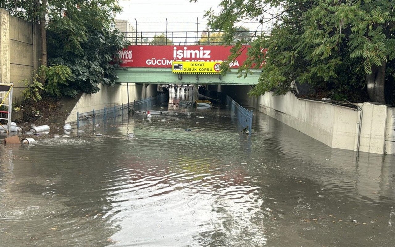 İstanbul'da bazı bölgelerinde gök gürültülü sağanak yağış etkili oluyor. Bayrampaşa'da alt geçitte...