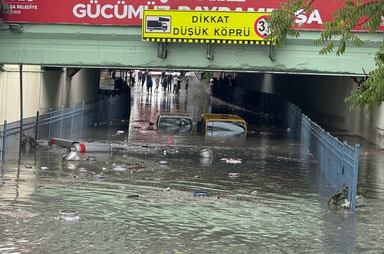 İstanbul'da bazı bölgelerinde gök gürültülü sağanak yağış etkili oluyor. Bayrampaşa'da alt geçitte...