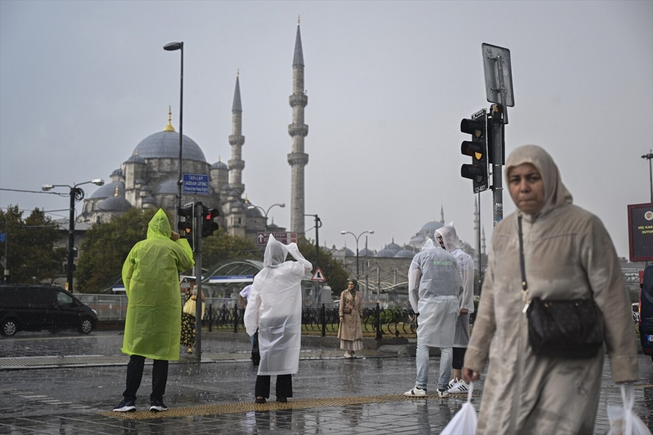 İstanbul'un bazı bölgelerinde sağanak hayatı olumsuz etkiliyor.