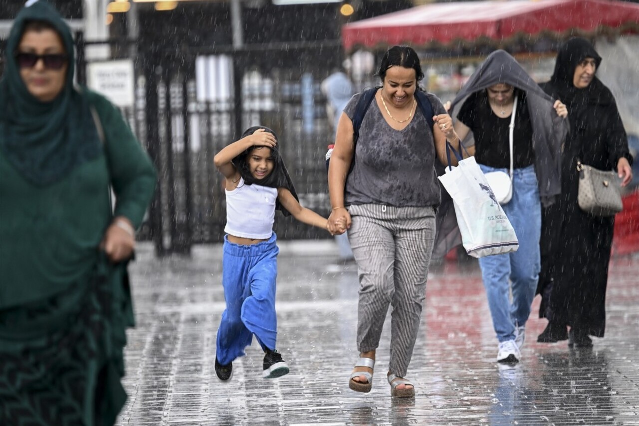 İstanbul'un bazı bölgelerinde sağanak hayatı olumsuz etkiliyor.