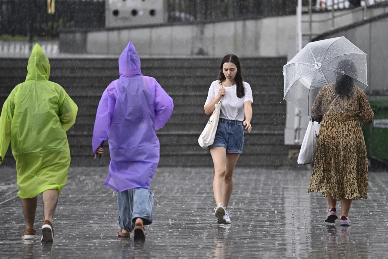 İstanbul'un bazı bölgelerinde sağanak hayatı olumsuz etkiliyor.