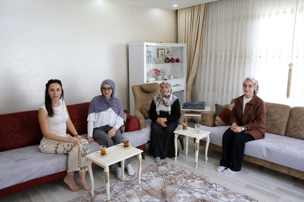 Muş'ta ailesini ikna ederek okula kazandırdığı Neşe Balkaya'nın hayalini kurduğu havacılık ve uzay...