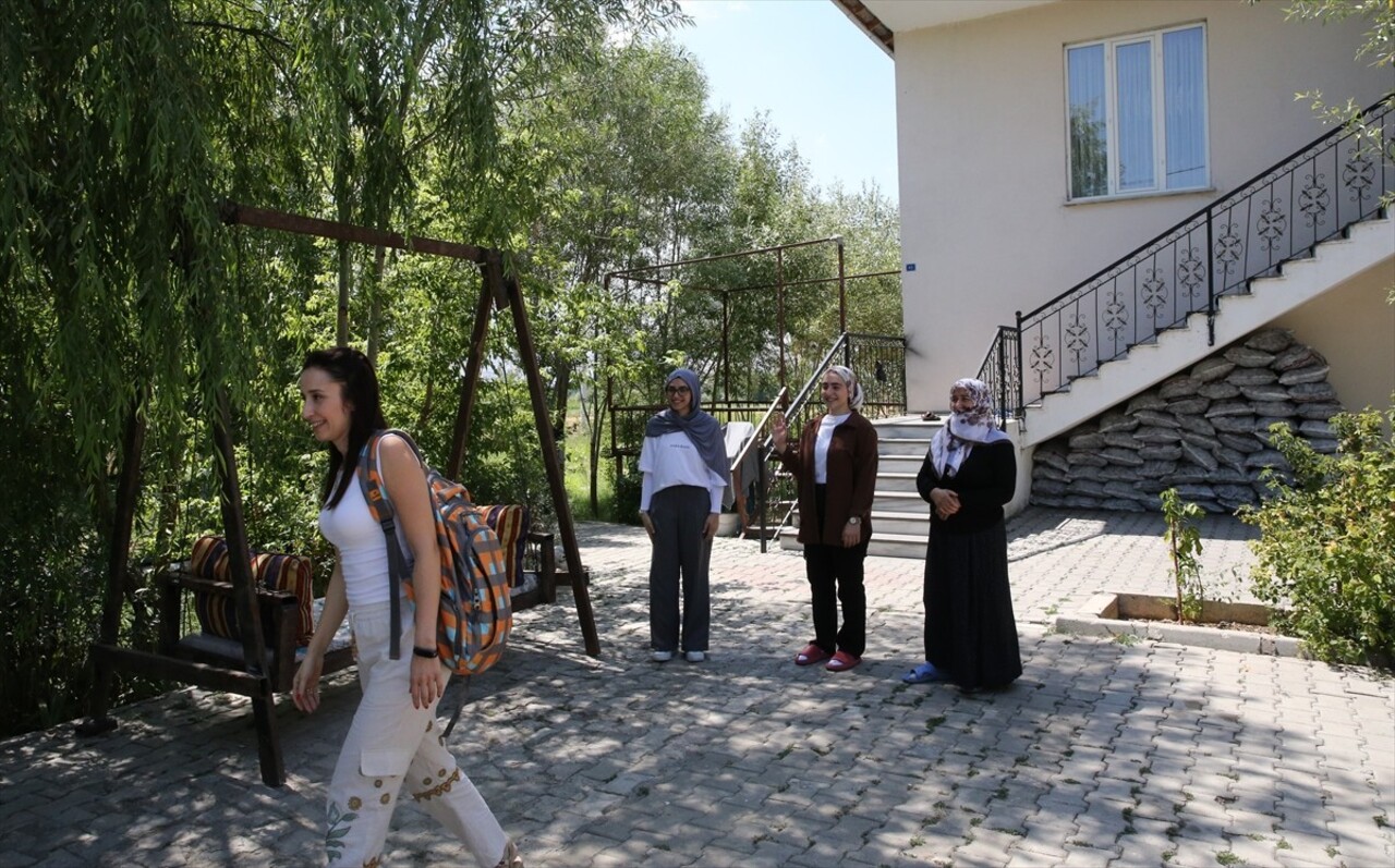 Muş'ta ailesini ikna ederek okula kazandırdığı Neşe Balkaya'nın hayalini kurduğu havacılık ve uzay...