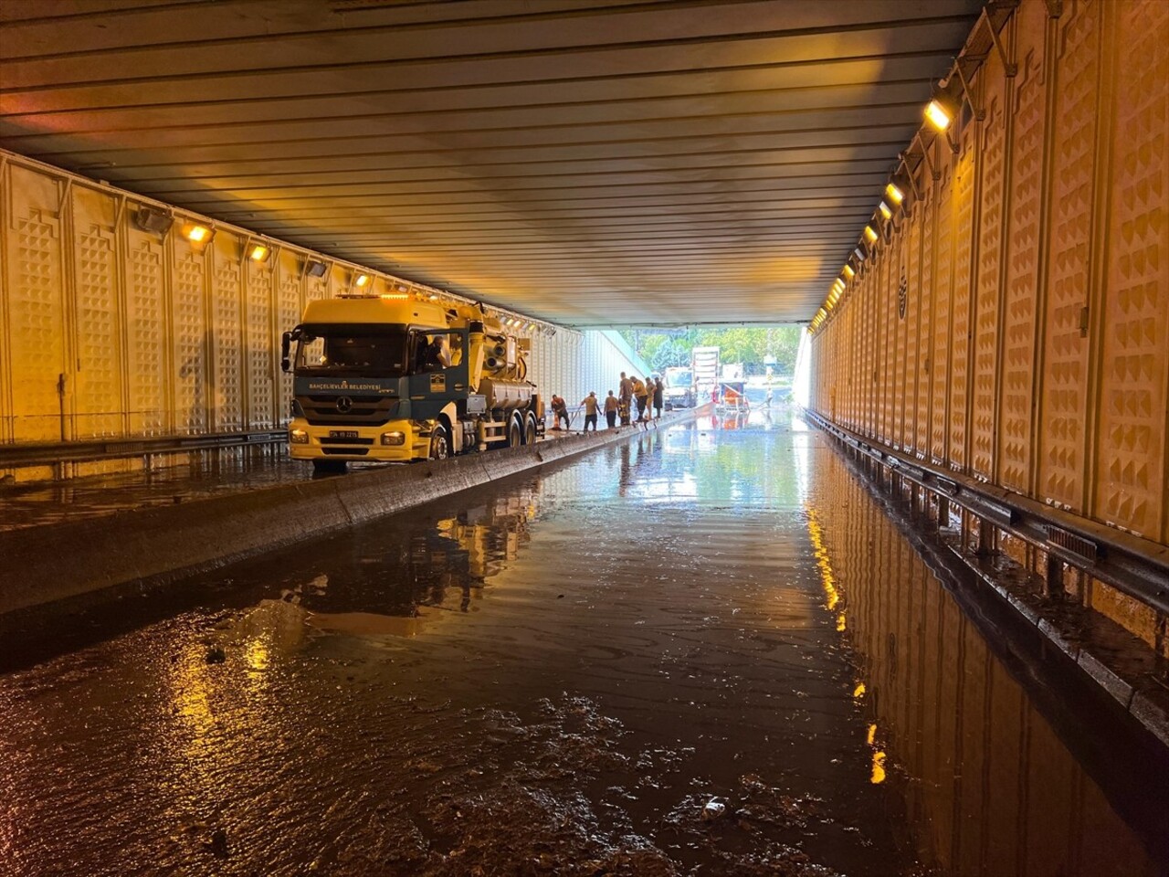 İstanbul'da sabah başlayan yağış, bazı bölgelerde gök gürültülü sağanak şeklinde etkisini artırdı....